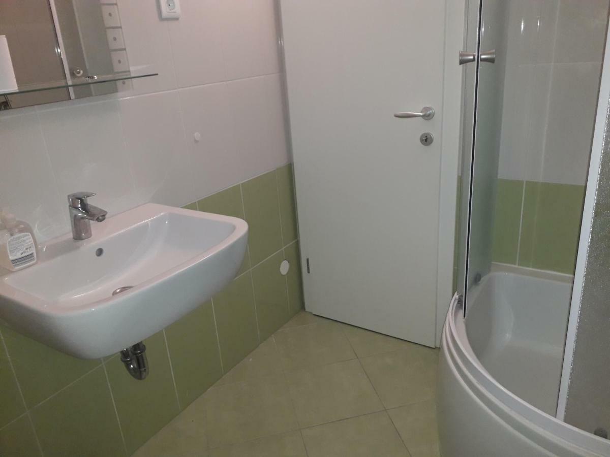 Apartmani Mara I Kata Омиш Экстерьер фото