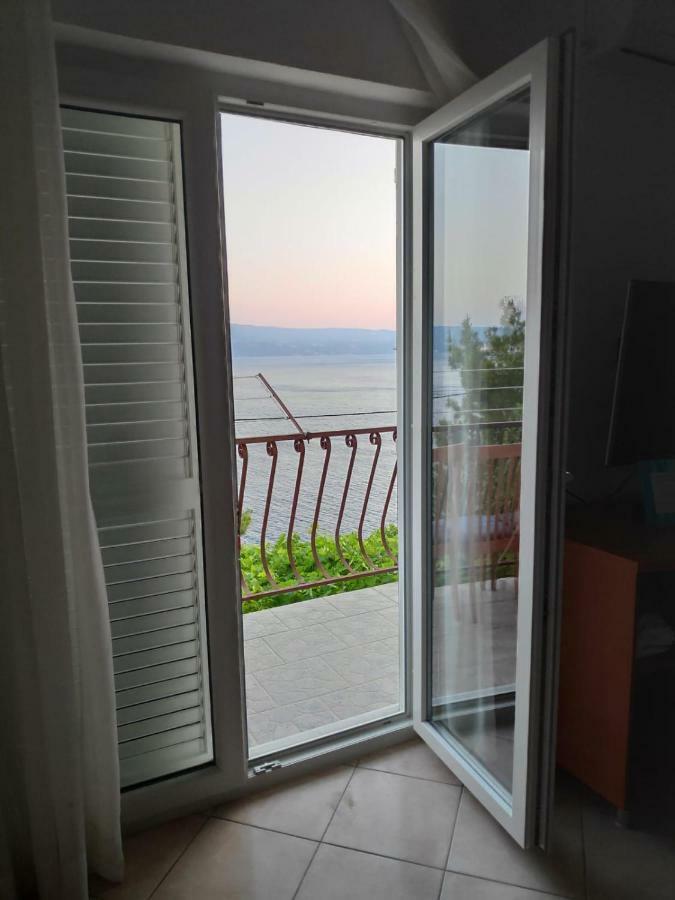 Apartmani Mara I Kata Омиш Экстерьер фото