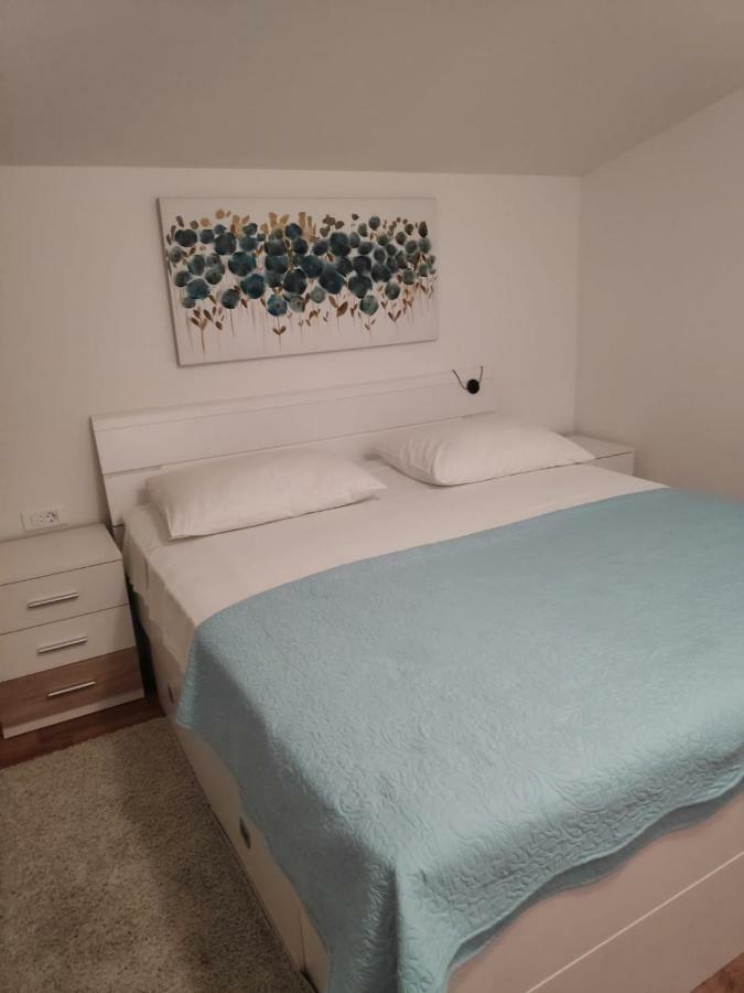 Apartmani Mara I Kata Омиш Экстерьер фото